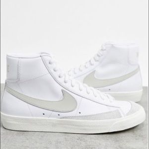 Nike Blazer Mid ‘77 trainers in white/ light bone.